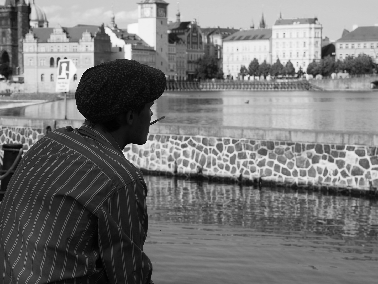 Kreative Pause am Ufer der Moldau