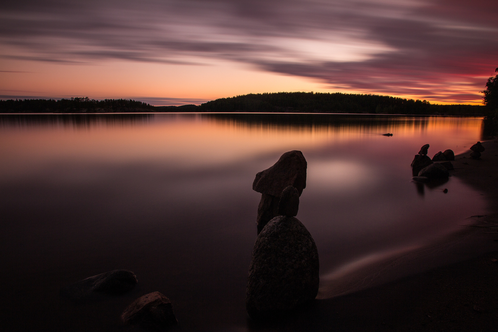 Kreative Steinmännchen am Saimaa-See