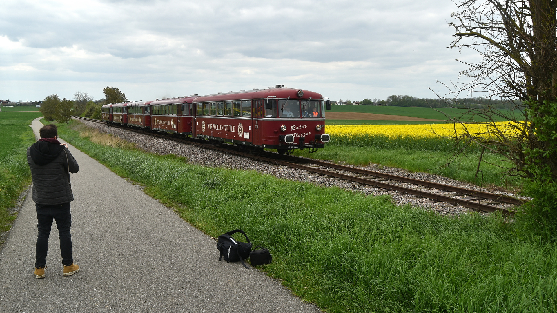 Krebsbachtalbahn bei der Überführung des "Roten Flitzers" Richtung Hüffenhardt 30.4.2023