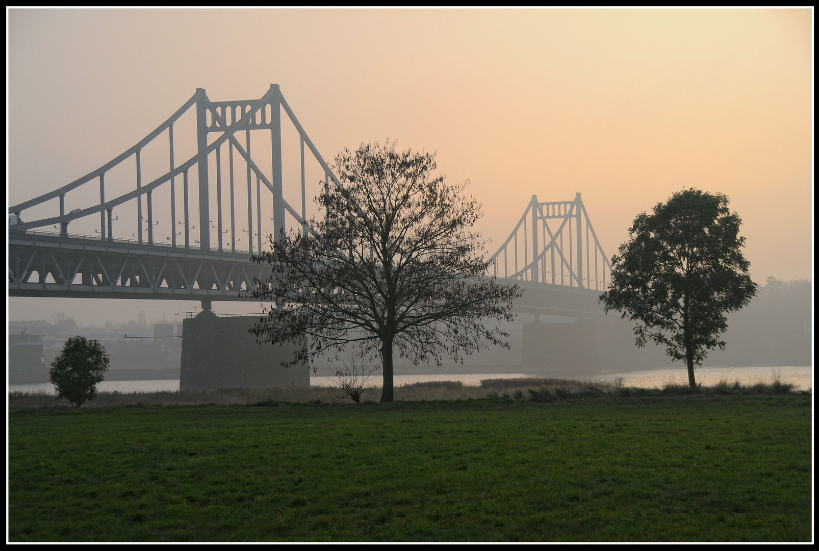 Krefeld-Uerdingen:  An der Rheinbrücke