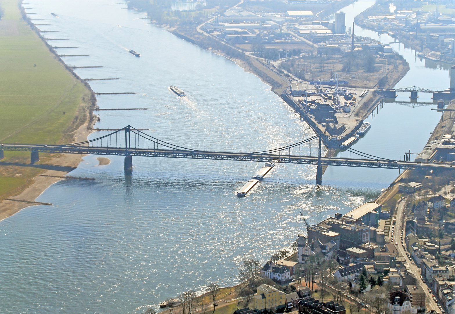 Krefelder Hafen mit Rheinbrücke