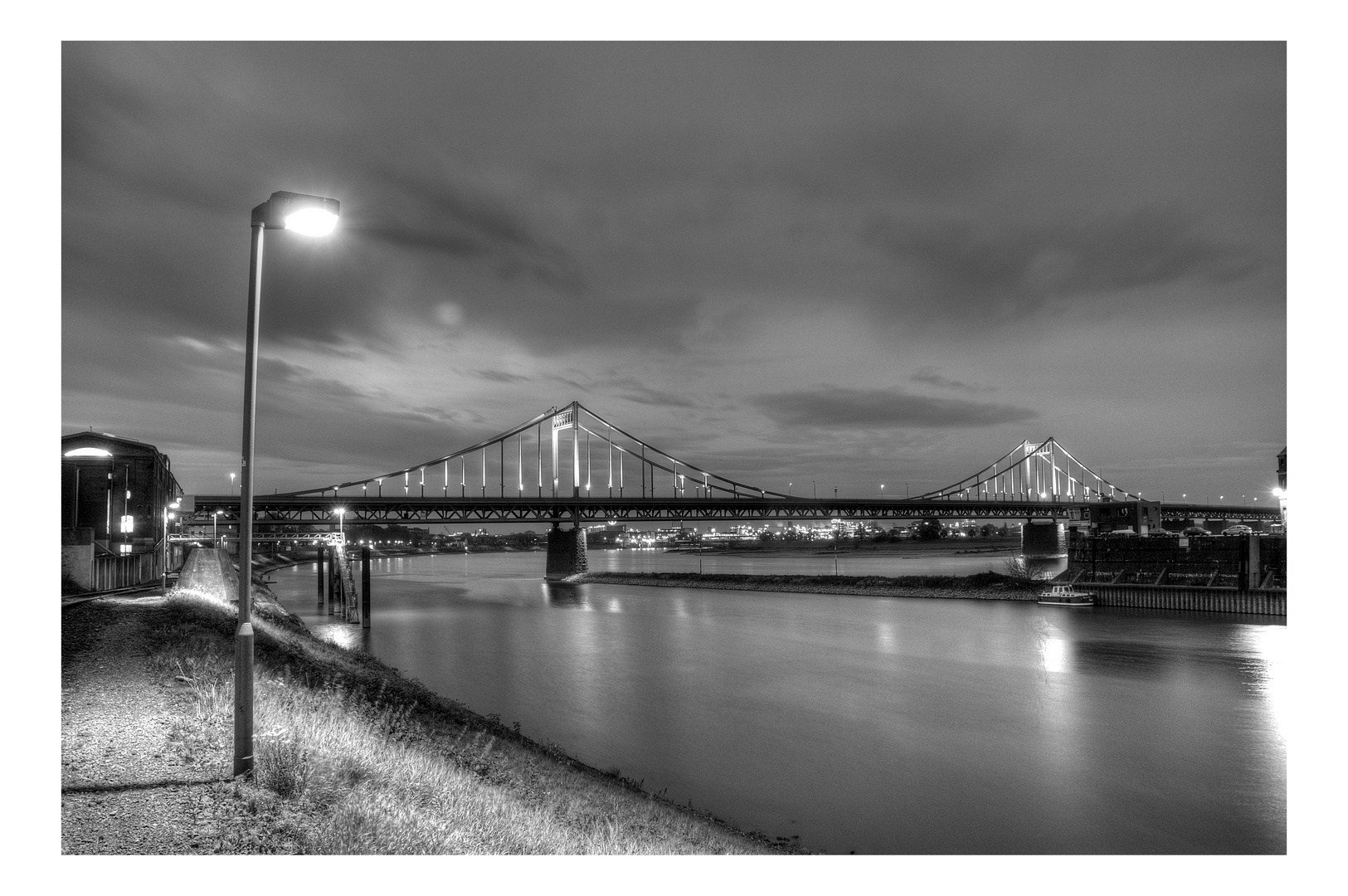 Krefelder Rheinbrücke bei Nacht