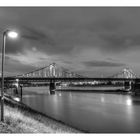 Krefelder Rheinbrücke bei Nacht