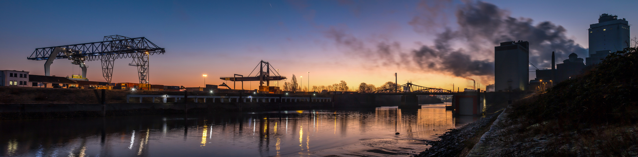 Krefelder Rheinhafen bei Sonnenaufgang