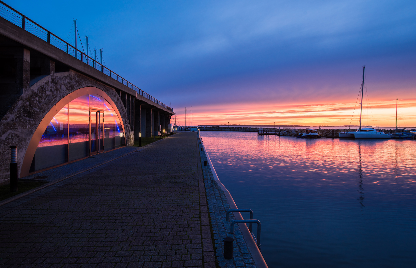 Kreidebrücke im Hafen von Wiek