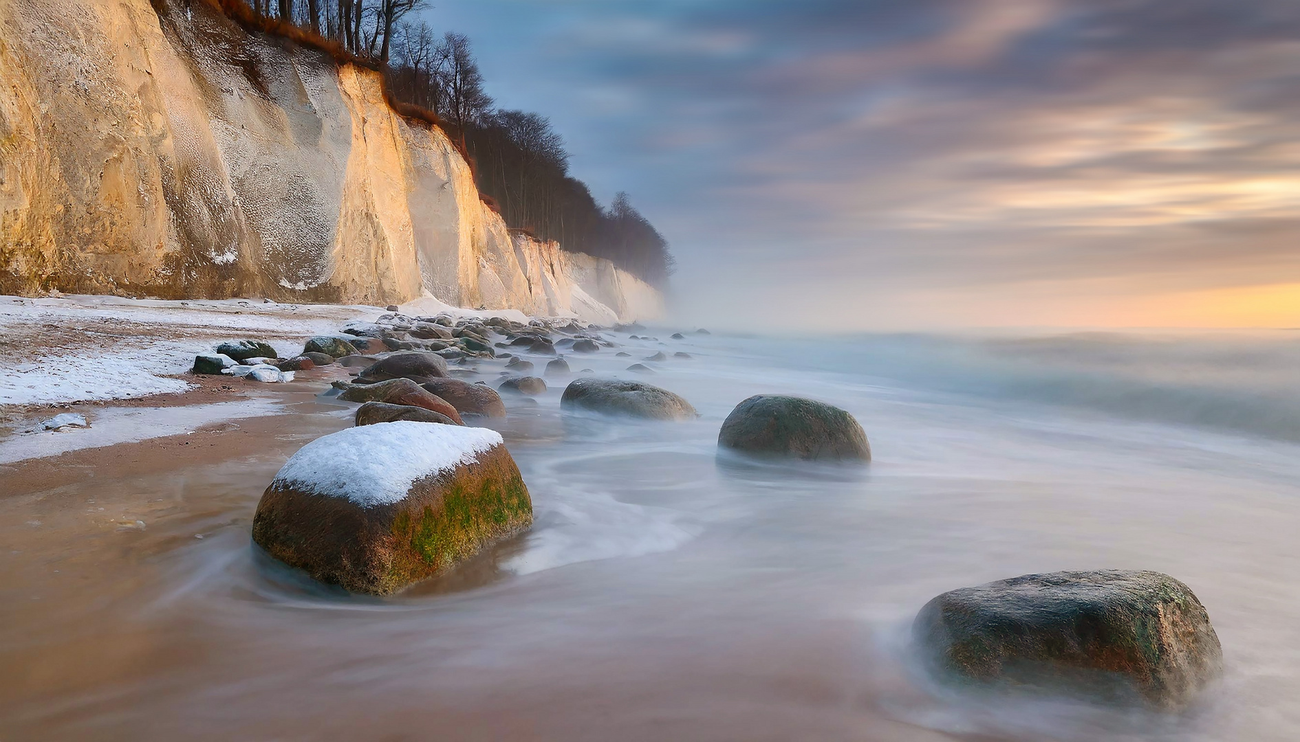 Kreidefelsen in der Morgendämmerung - KI