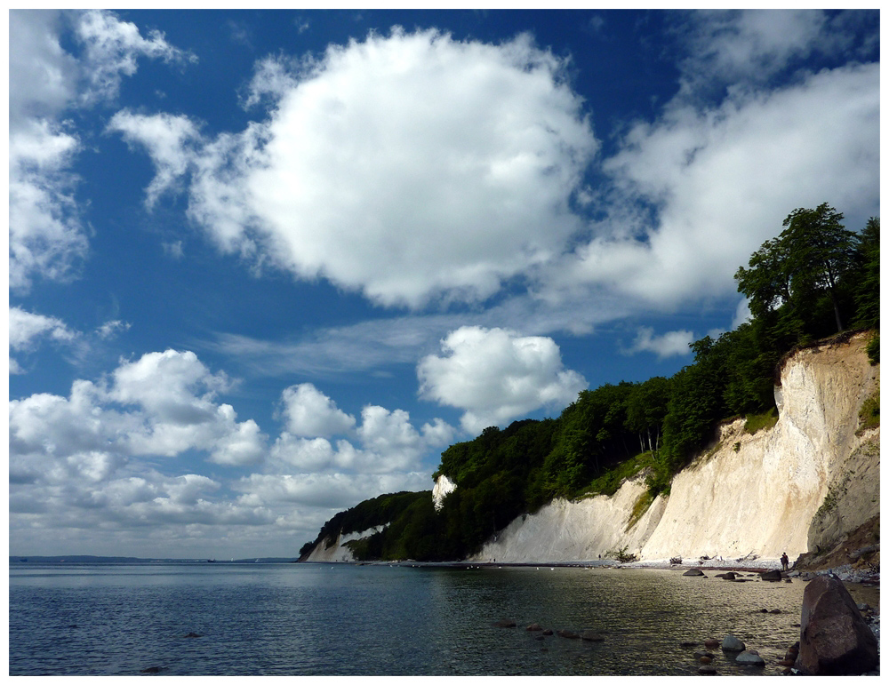 Kreidefelsen und Wolken