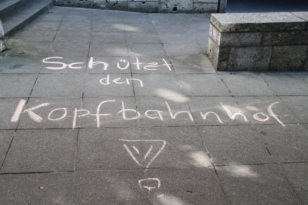 Kreideschrift 2- SCHUETZET den KOPFBAHNHOF - TEXT: VOLKSVERTRETER