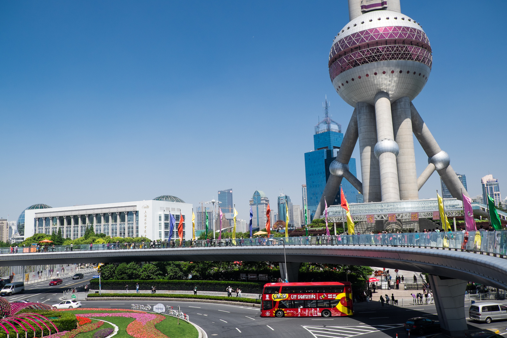 Kreisel mit Oriental Tower im Hintergrund