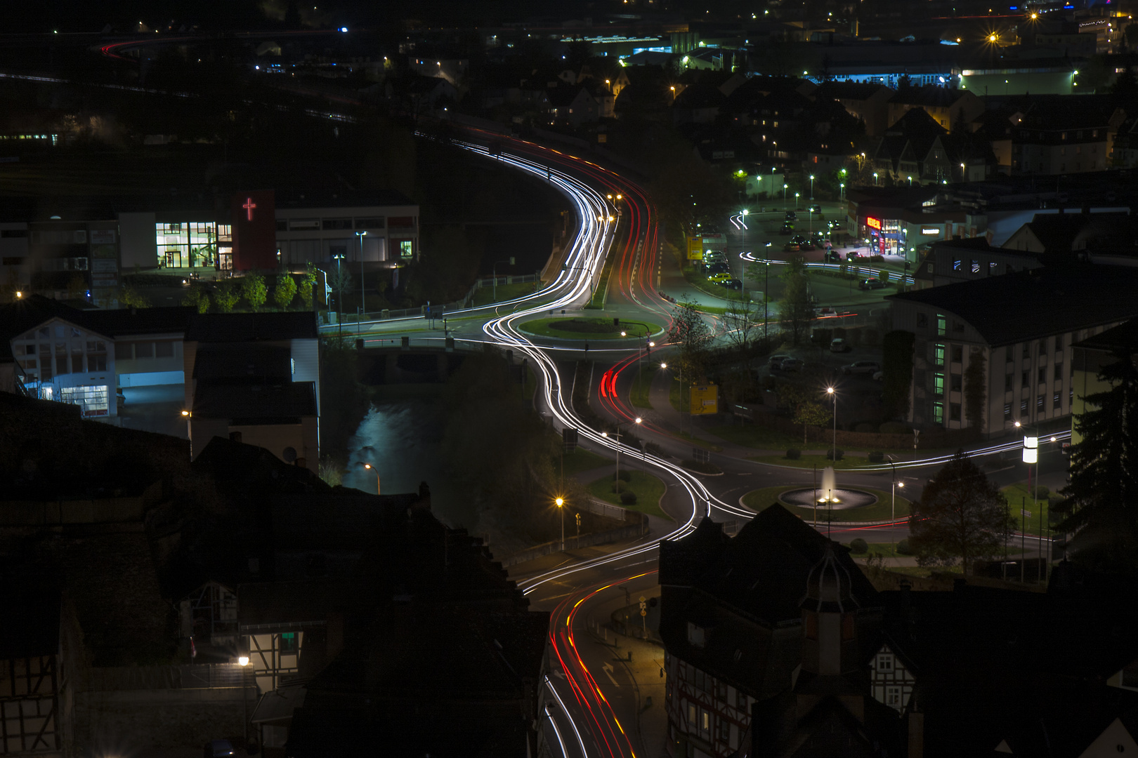 Kreisverkehr bei Nacht