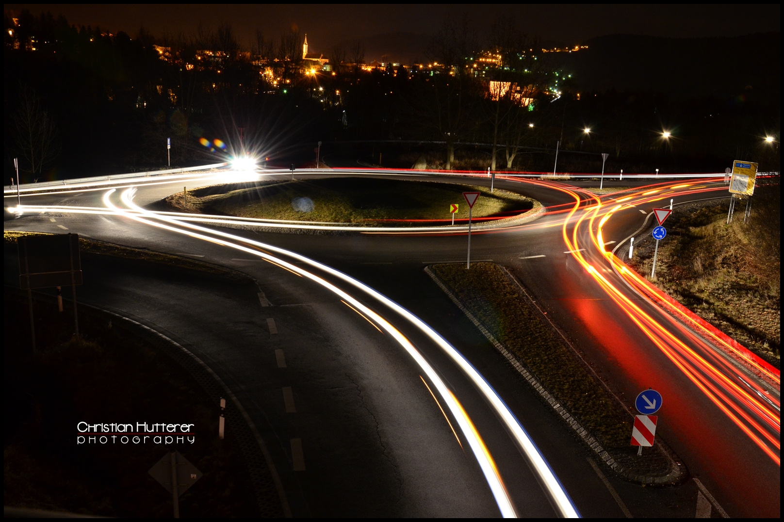 Kreisverkehr bei Nacht