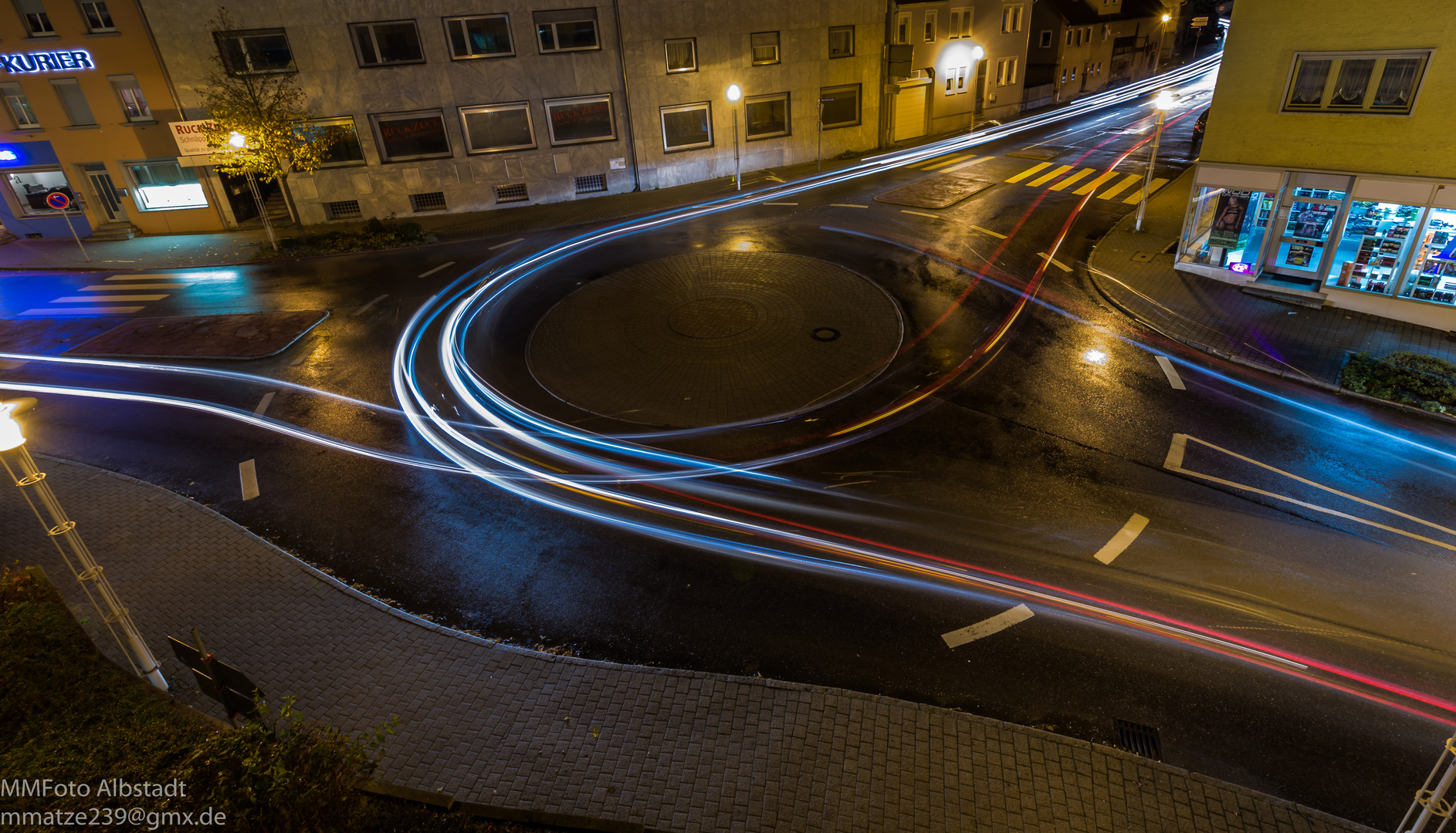 Kreisverkehr bei Nacht