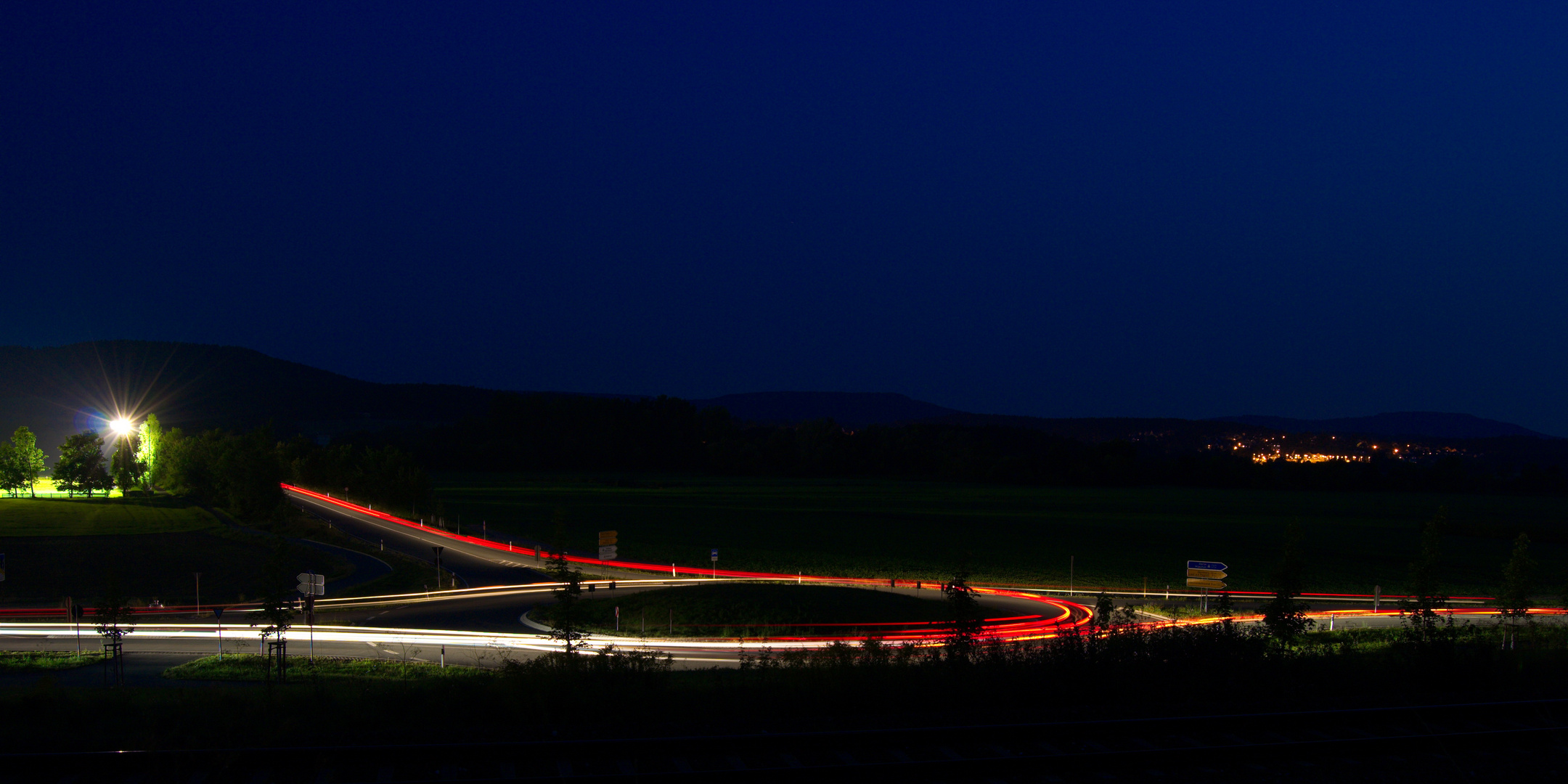 Kreisverkehr bei Nacht