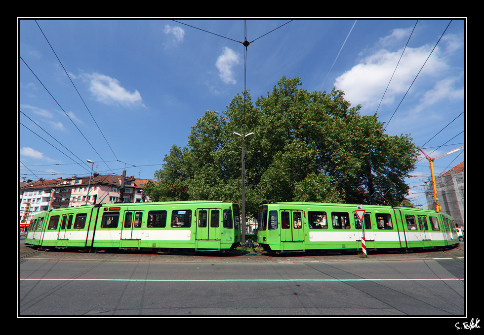 Kreisverkehr mit Straßenbahn