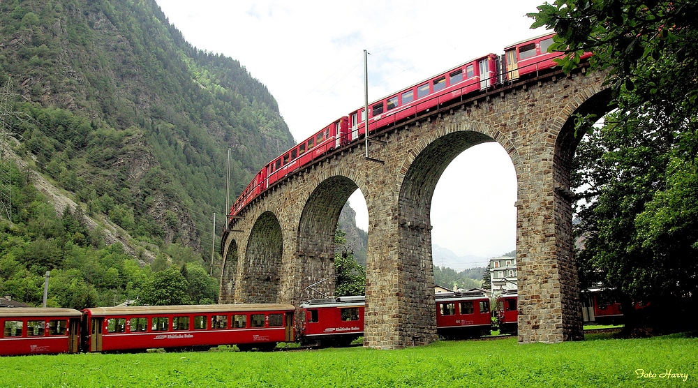 Kreisviadukt der "Rhätischen Bahn" in Brusio im Puschlav. (2) (CH)