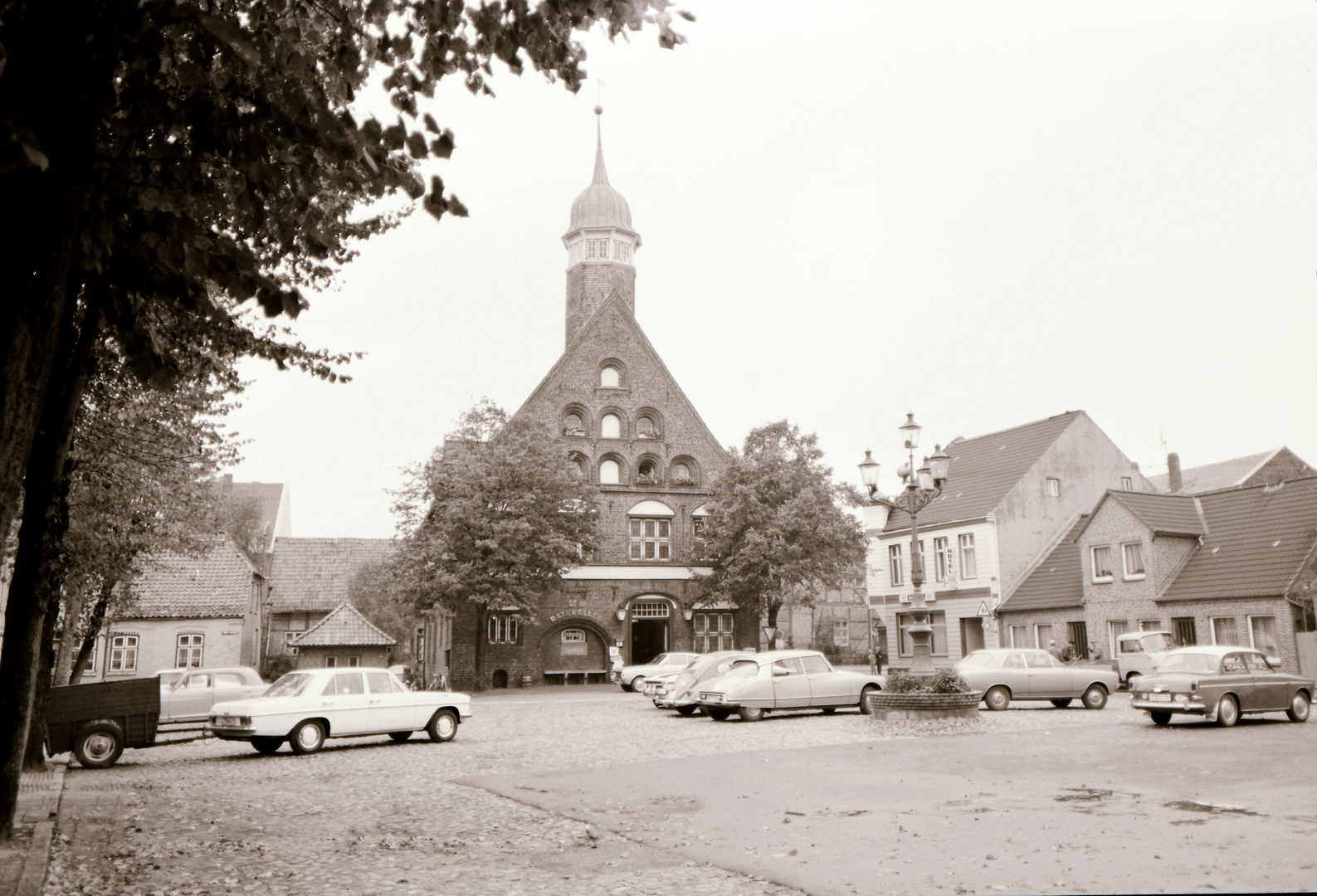 Krempe Marktplatz mit Rathaus