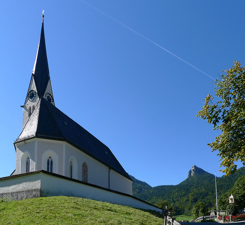 Kreuth - Kirche mit dem Leonhardstein im Hintergrund