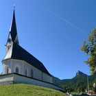 Kreuth - Kirche mit dem Leonhardstein im Hintergrund