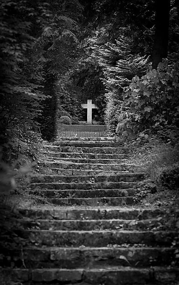 Kreuz am Ende des Weges