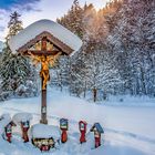 Kreuz am Wanderweg zur Partnachklamm bei Garmisch