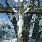 Kreuz am Wegesrand bei Eis,Schnee ,Sonne und Wind.