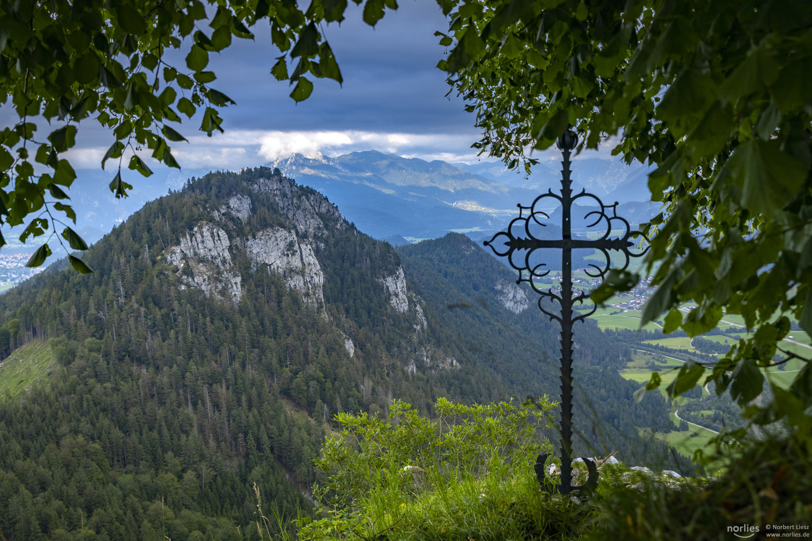 Kreuz an der Burgruine