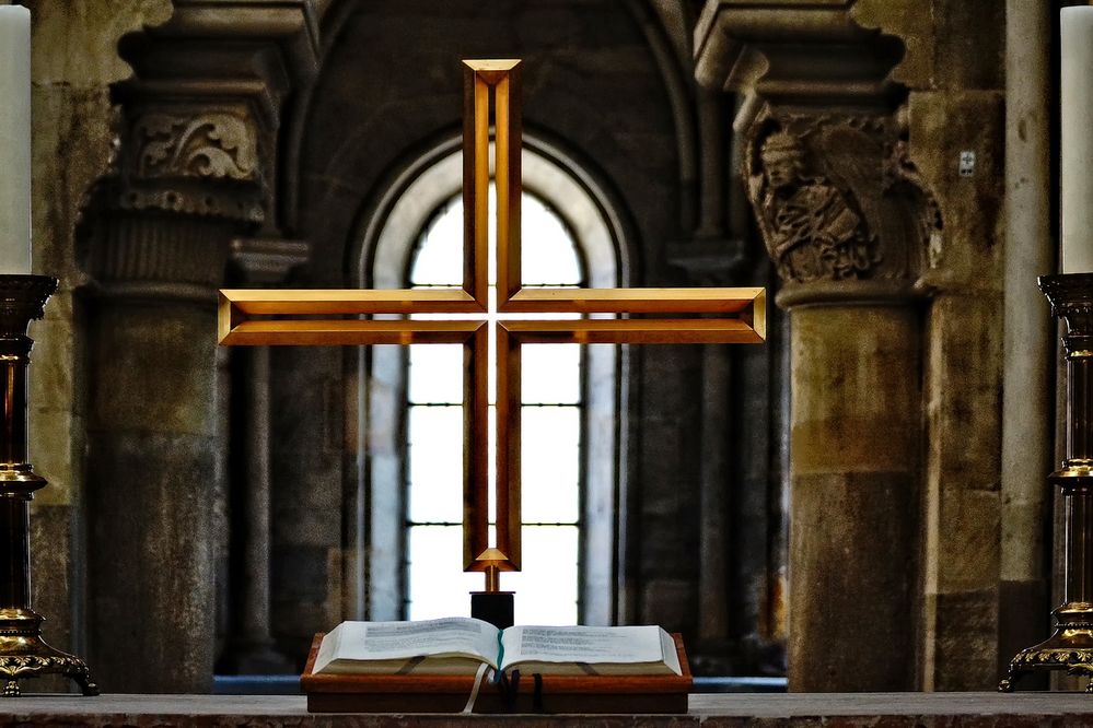 Kreuz auf dem Altar