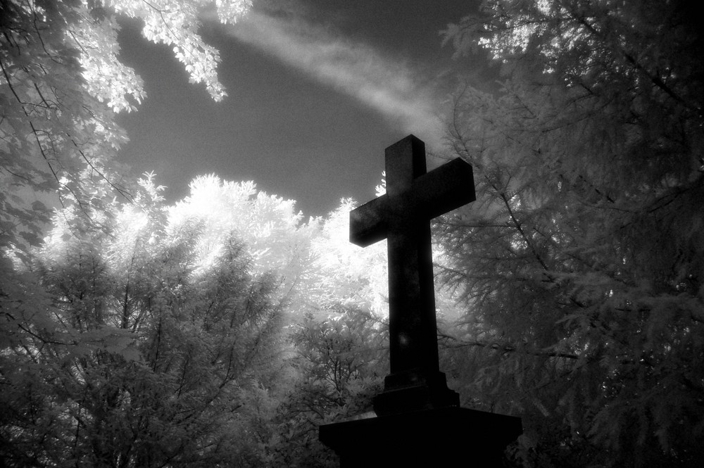 Kreuz auf Friedhof IR