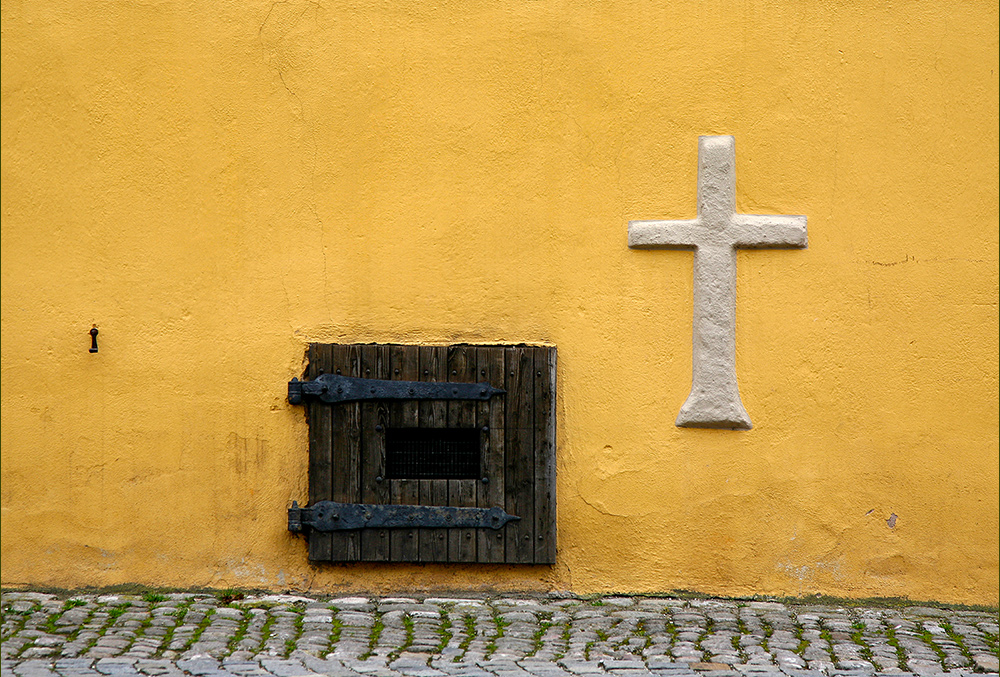Kreuz auf Gelb