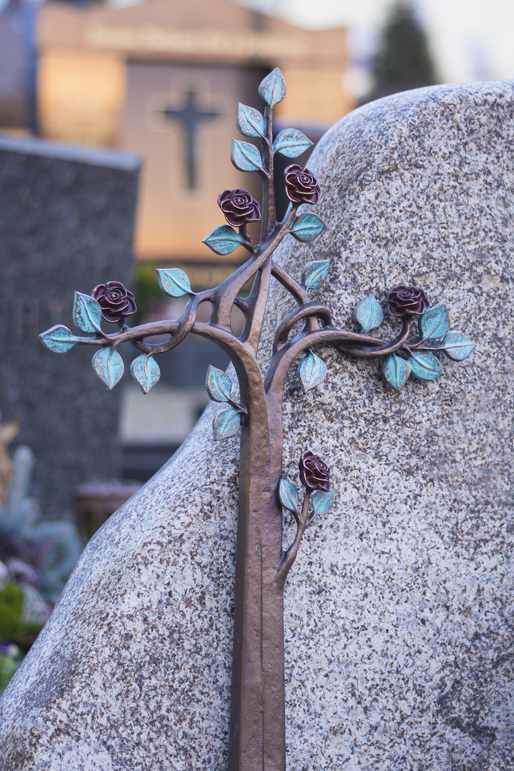 Kreuz aus Rosen