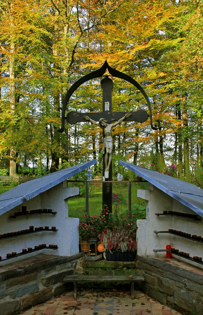 Kreuz bei Wallfahrtskapelle Dörnschlade