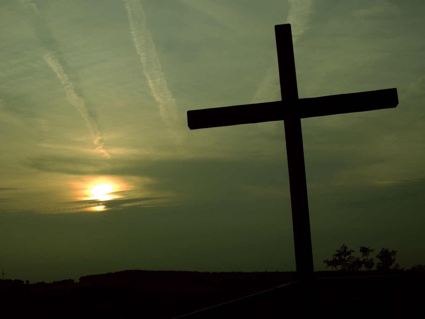 Kreuz im Abendlicht.