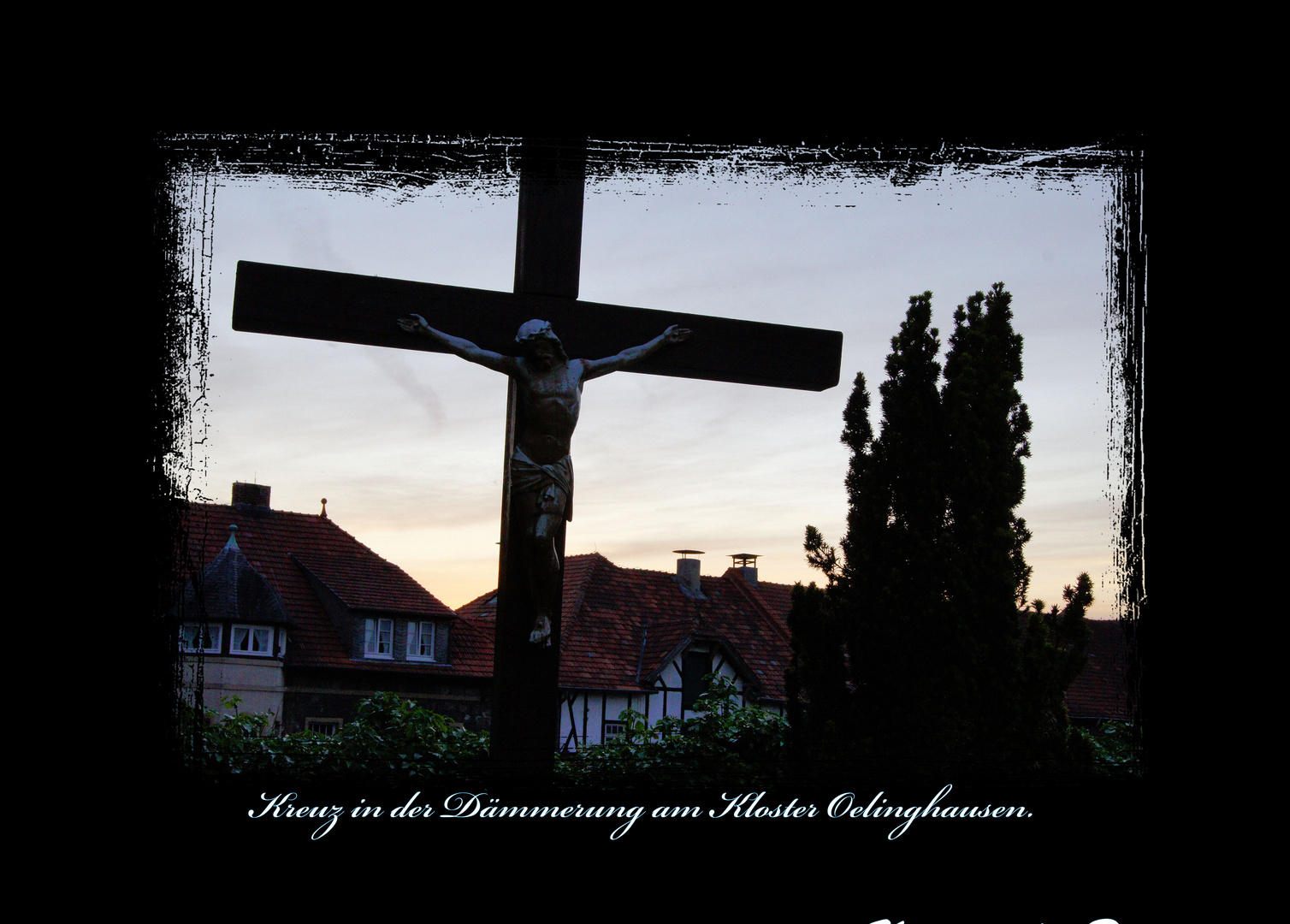 Kreuz in der Dämmerung am Kloster Oelinghausen