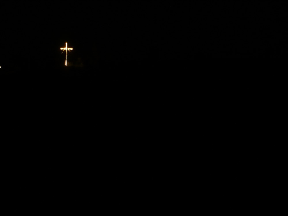 kreuz in der nacht