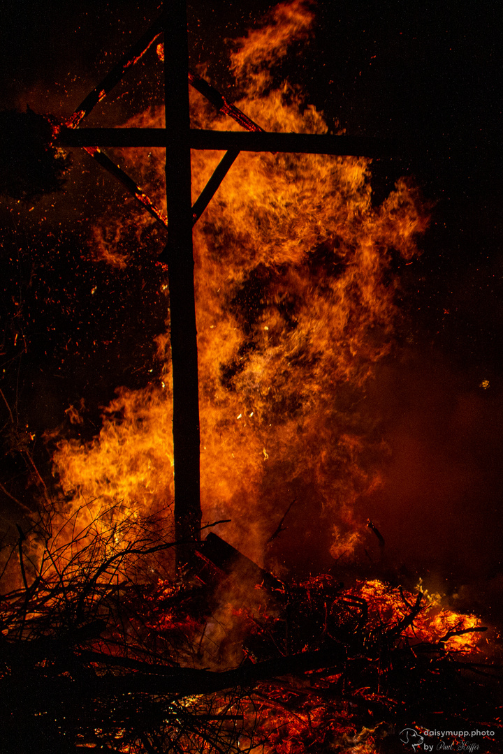 Kreuz in Flammen