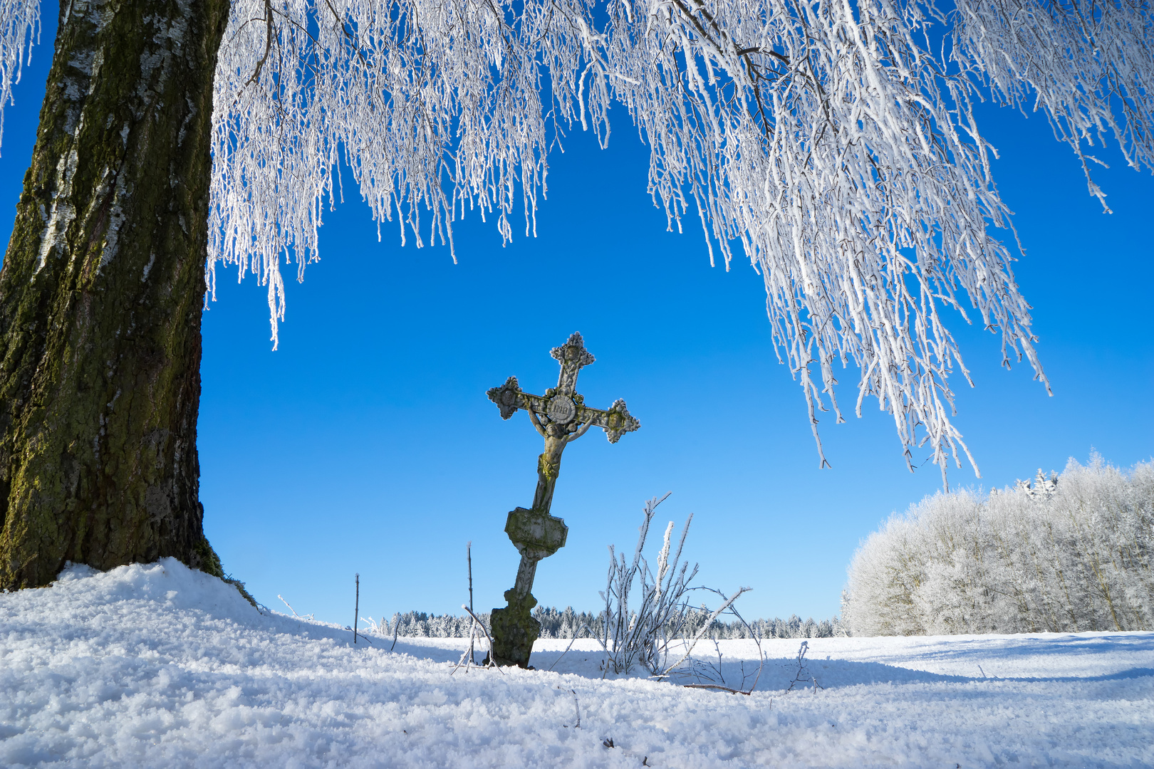 Kreuz in Raureiflandschaft