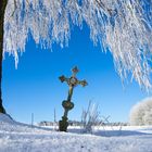 Kreuz in Raureiflandschaft