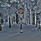 Kreuz in Winterlandschaft des Sauerlandes bei Fort Fun / Wasserfall