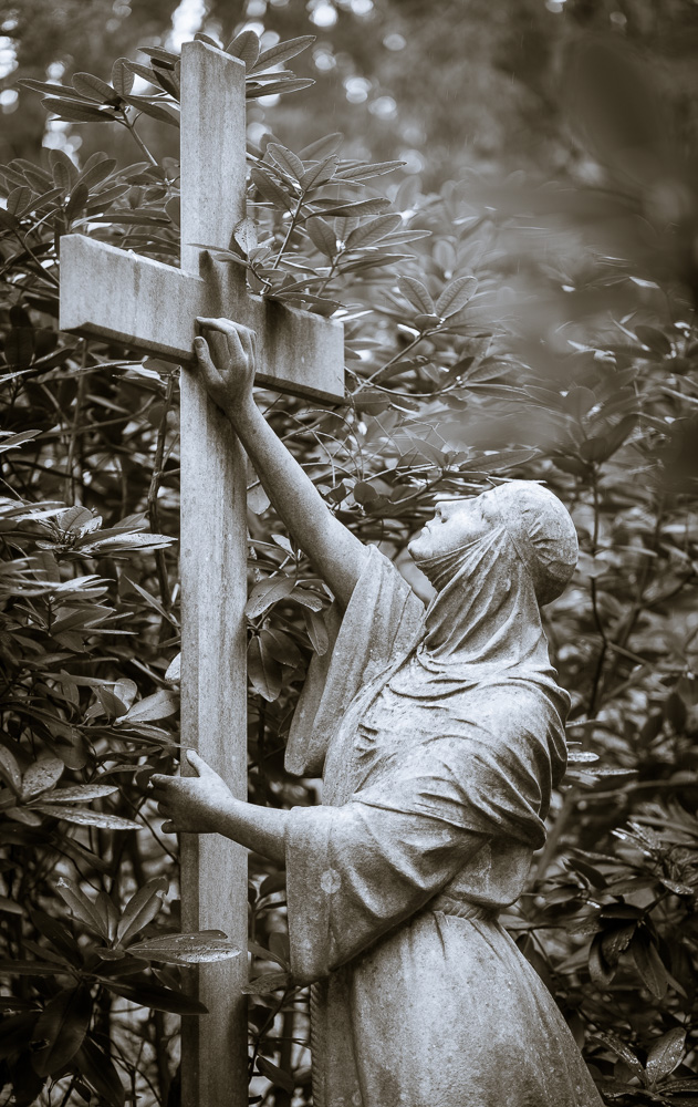 Kreuz mit Frau in Kutte Grabmal Stolley