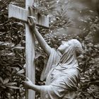 Kreuz mit Frau in Kutte Grabmal Stolley