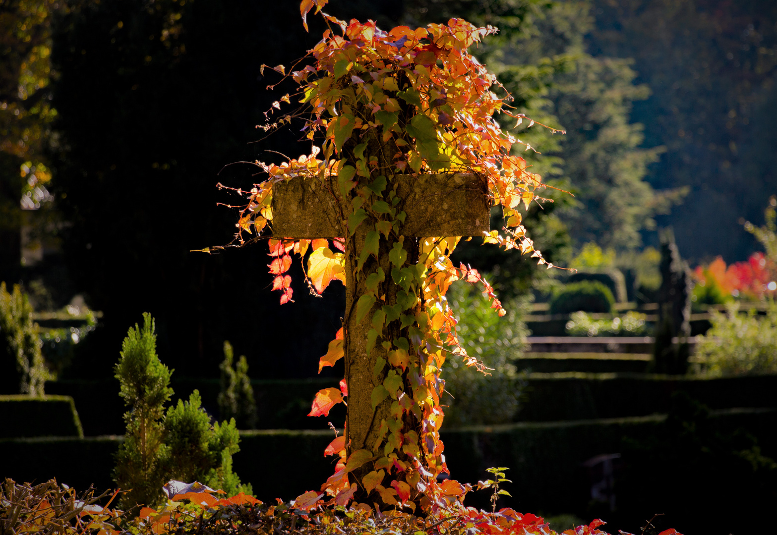 Kreuz mit Herbstlaub