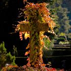 Kreuz mit Herbstlaub