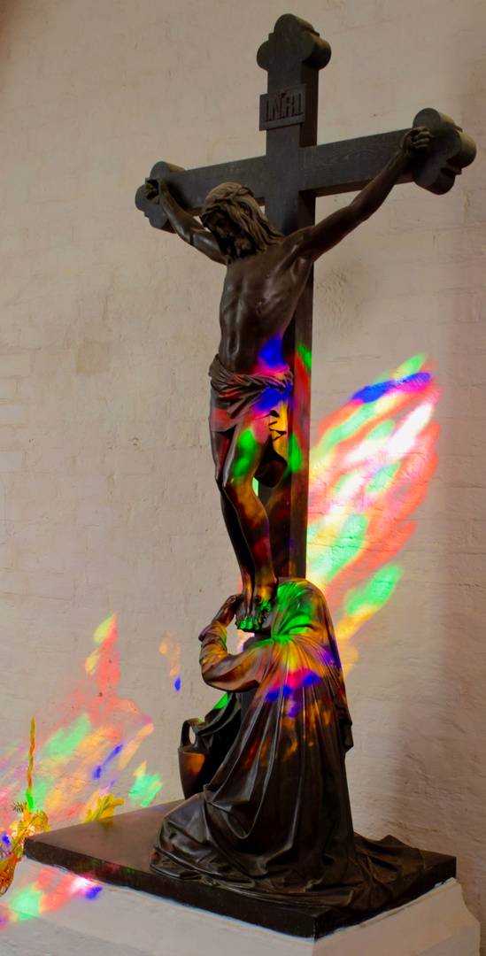 Kreuz mit Regenbogen