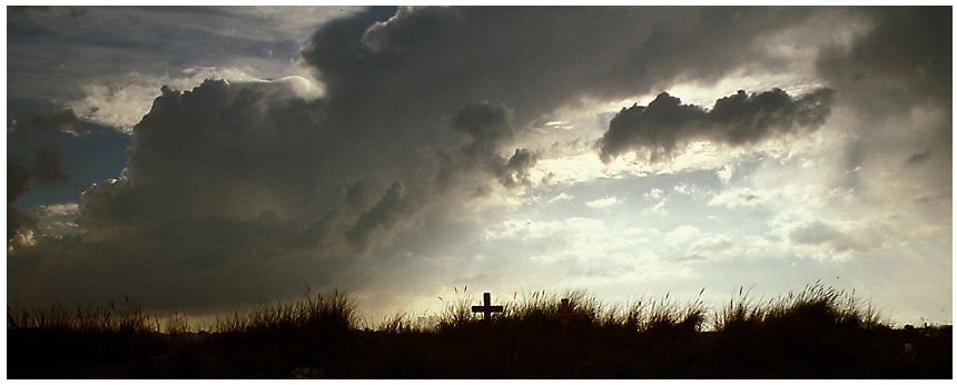 Kreuz und mystischer Himmel