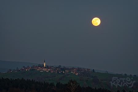 Kreuzberg mit Vollmond