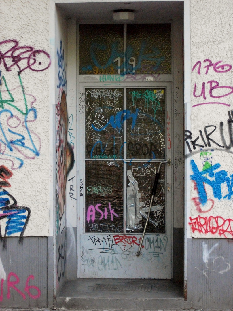 Kreuzberger Graffiti-Haustür