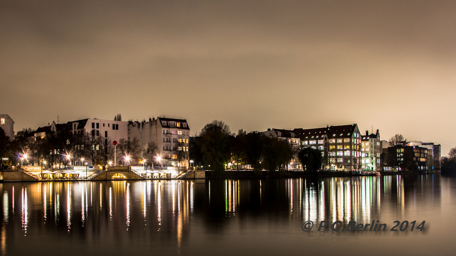 ... Kreuzberger Spreeufer bei Nacht ...