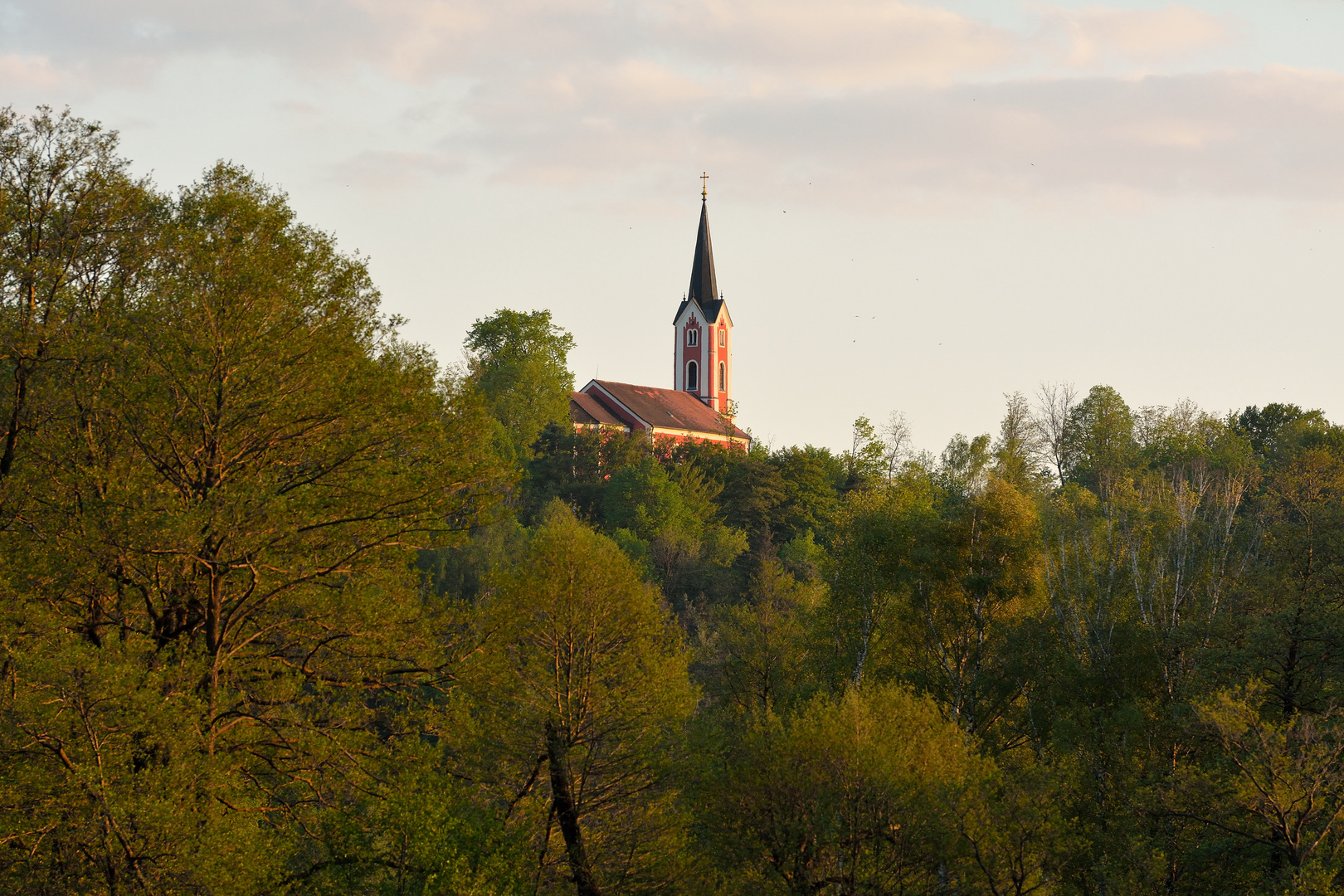 Kreuzbergkirche Burglengenfeld in der Abendsonne