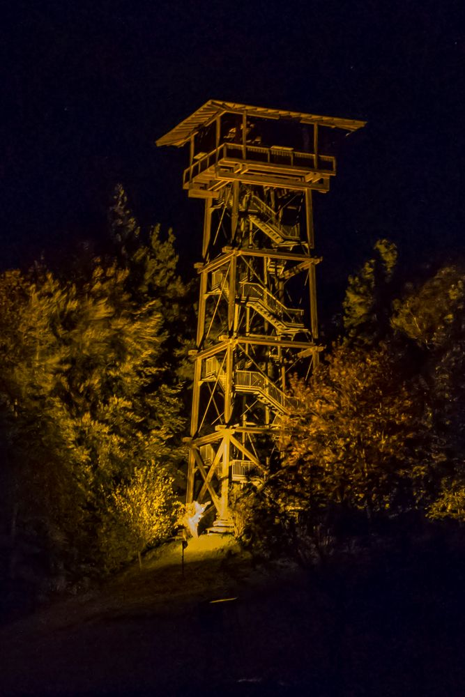 Kreuzbergwarte bei Nacht