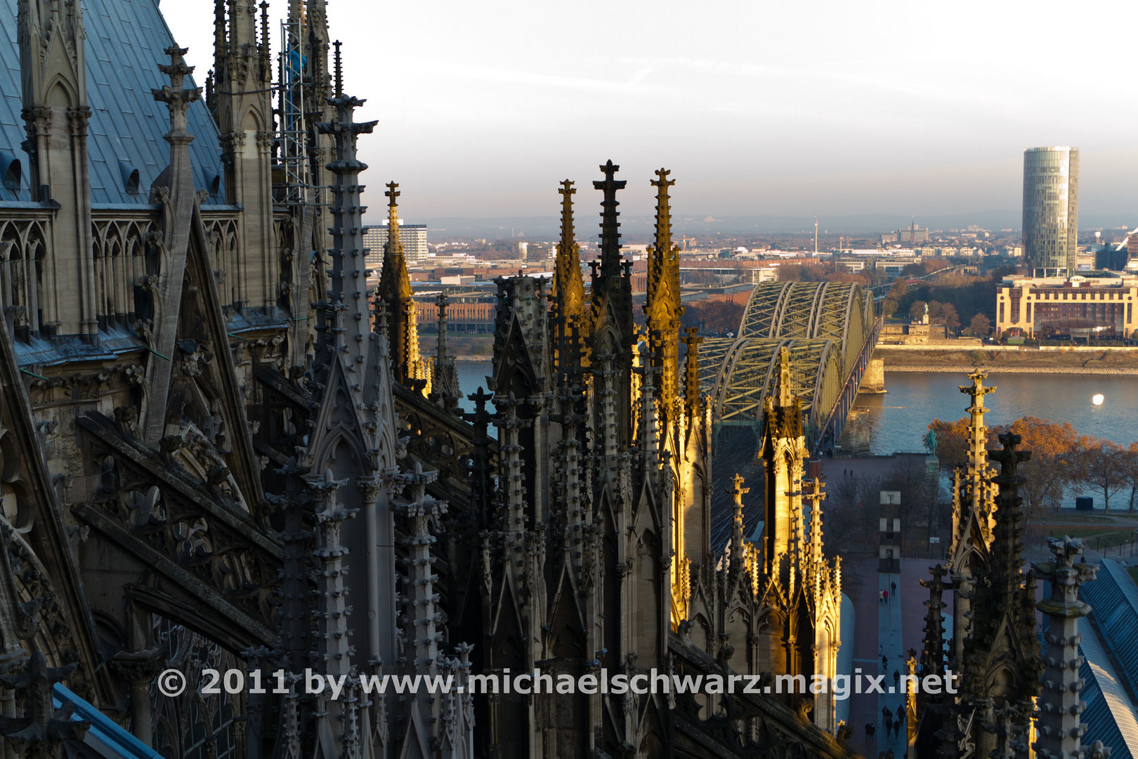 Kreuzblumen und Hohenzollernbrücke01